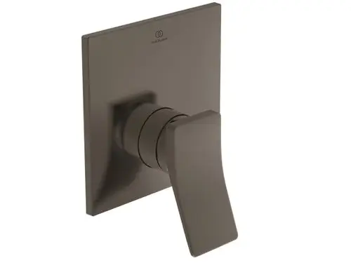 Brausearmatur von Ideal Standard in edlem Design, mit quadratischer Wandplatte und einem flachen, schwenkbaren Griff zur Wassersteuerung.